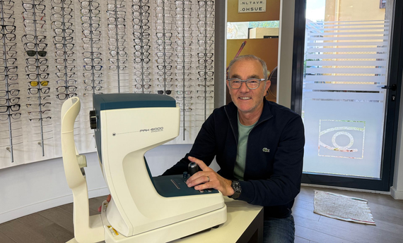 M. Rondot, opticien, dans sa boutique d'optique.