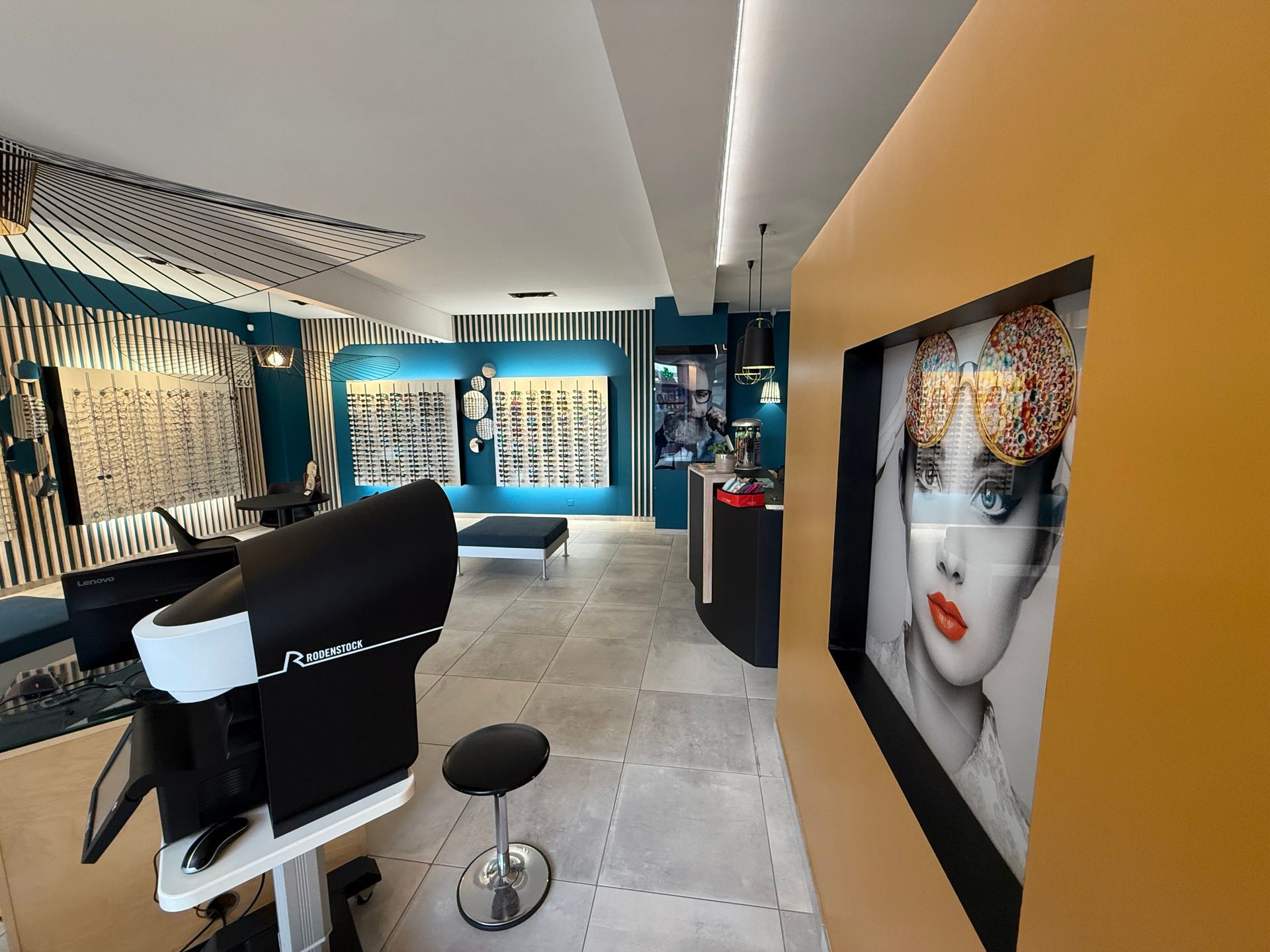 Intérieur d'un magasin d'optique élégant.
