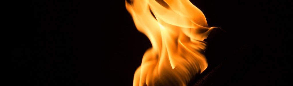 Flammes sur fond noir.