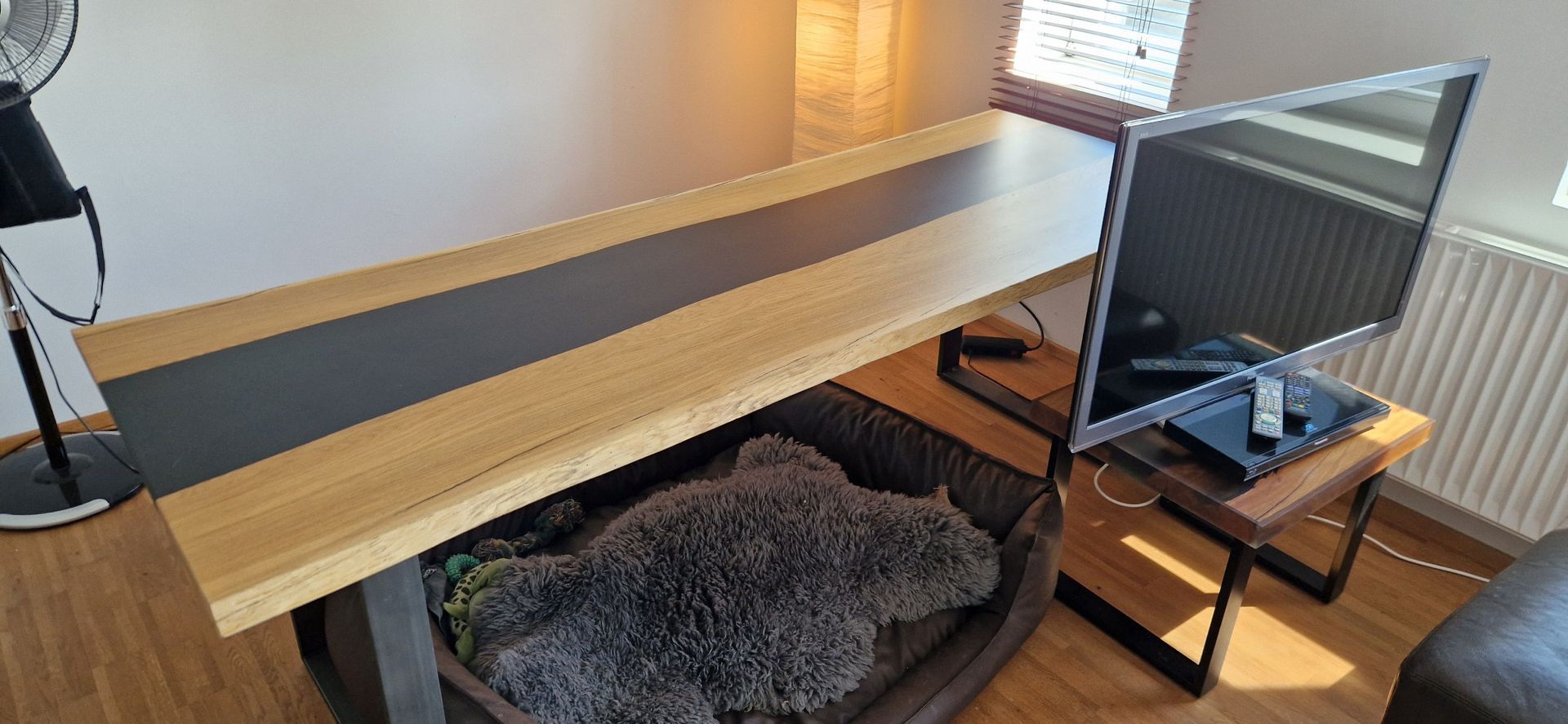 Schreibtisch, Epoxidharztisch, Rivertable, Metallgestell, Tischgestell, Eichentisch, Tisch, Eiche, Holz, Holztisch, Epoxy, Epoxidharz, River, Table, Esstisch