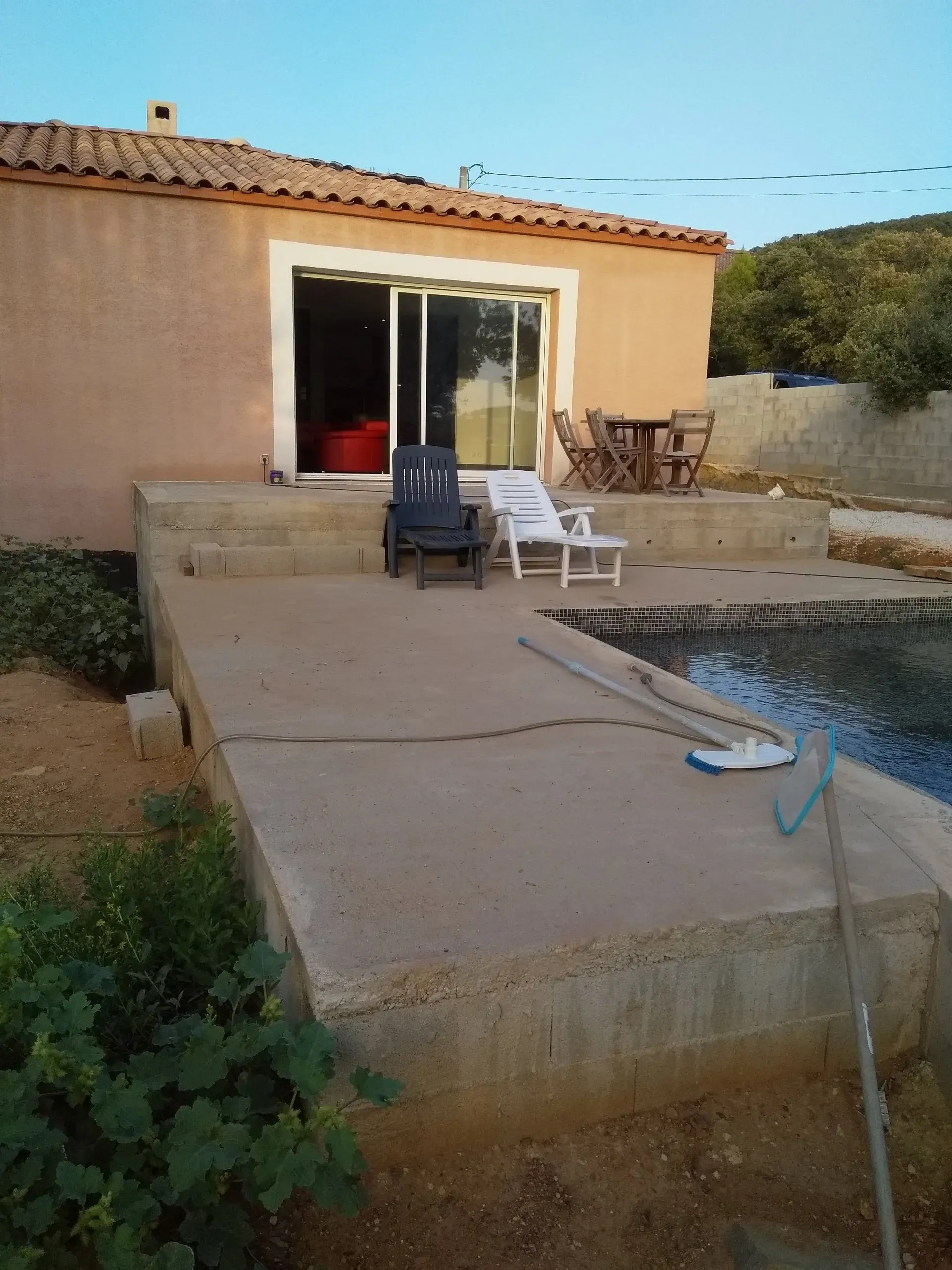 (Murles) Avant pose de carrelage de piscine