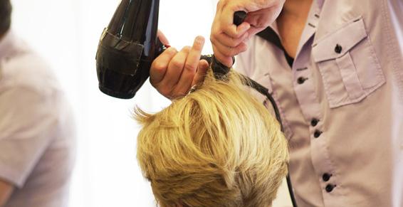 Coiffeur - Brushing femme blonde
