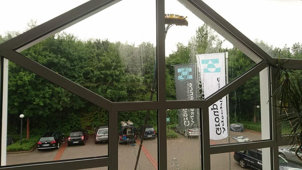 Blick auf einen Parkplatz mit einem Schild