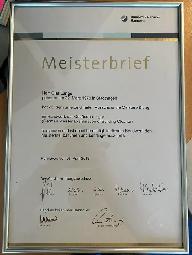 Ein gerahmtes Zertifikat mit der Aufschrift „Meisterbrief“