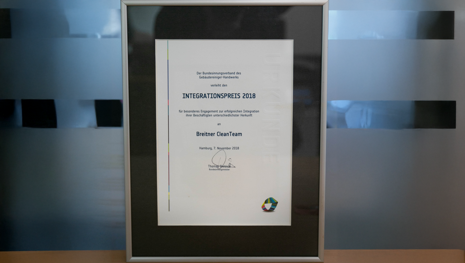 Ein gerahmtes Zertifikat mit der Aufschrift „Premio“