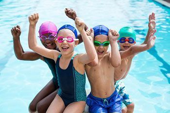 Kinder im Schwimmbad