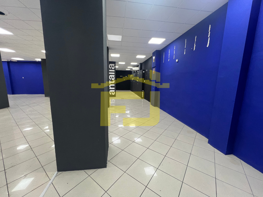 Local en Paseo de Canalejas – ¡Visibilidad y amplitud en el corazón de Salamanca!