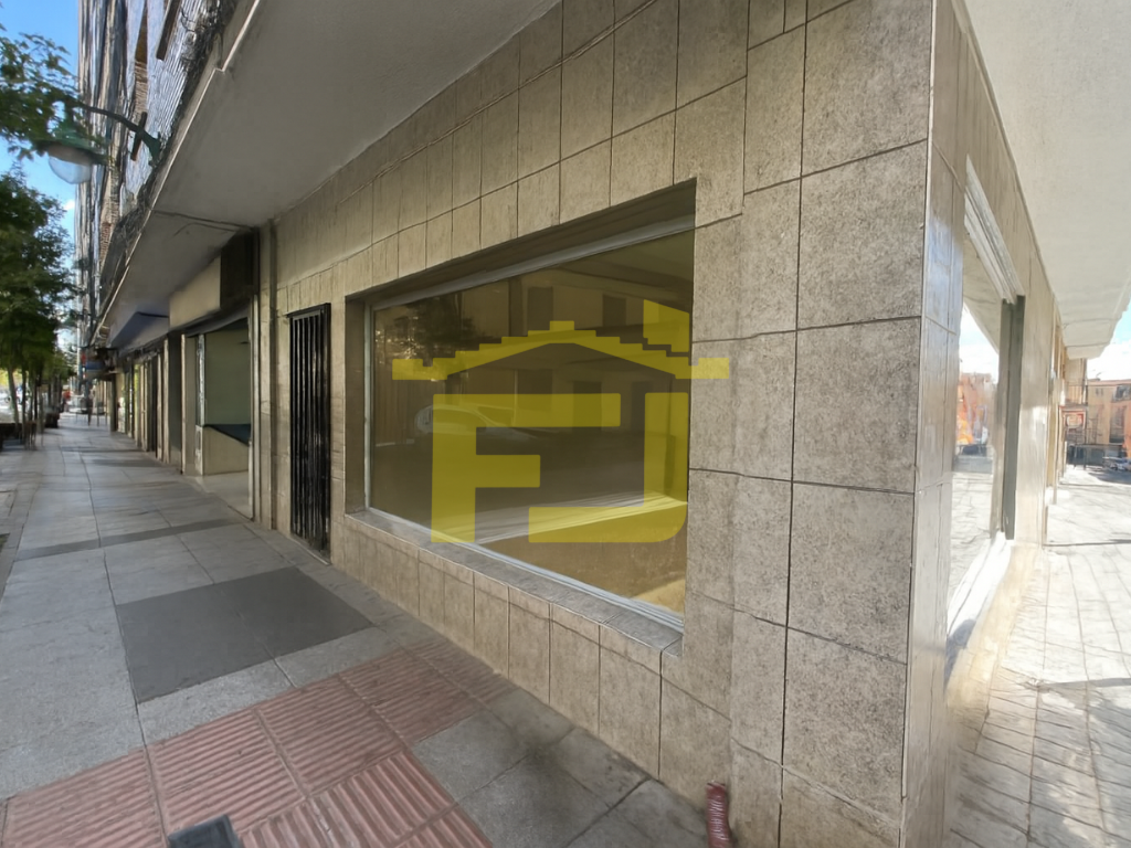 Local comercial en esquina con gran visibilidad – Paseo del Rollo