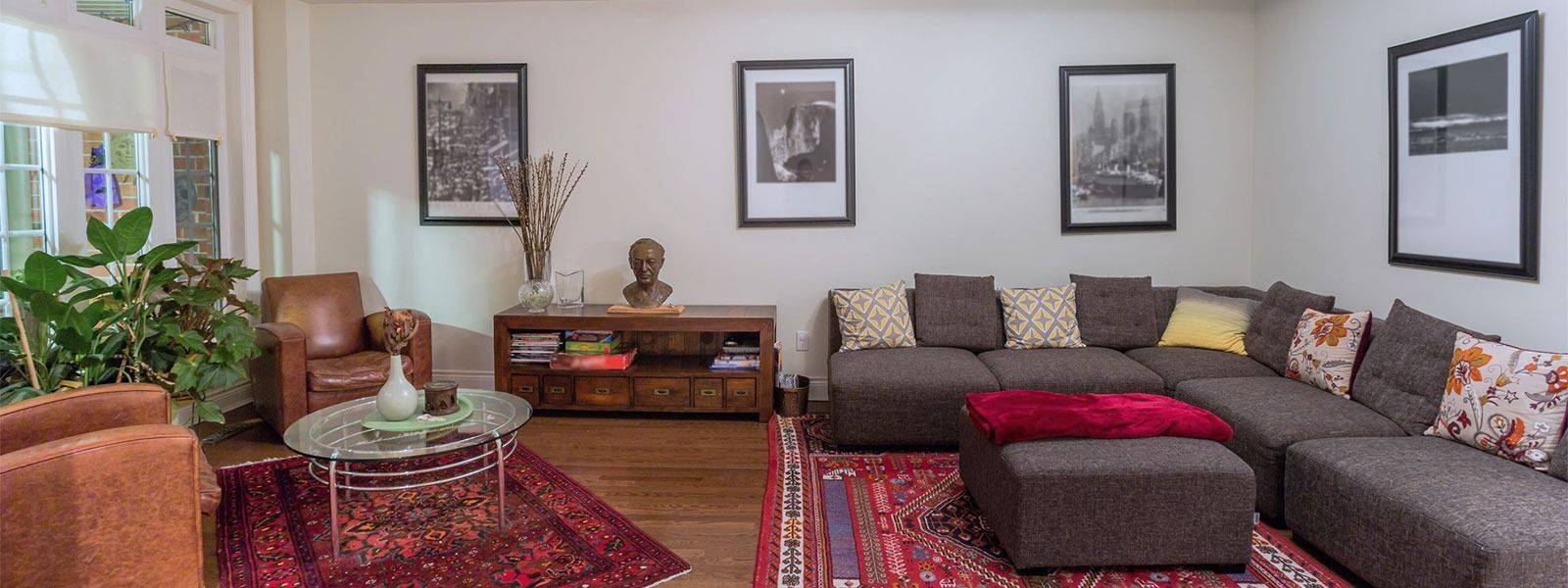 Una sala de estar llena de muebles y una alfombra.