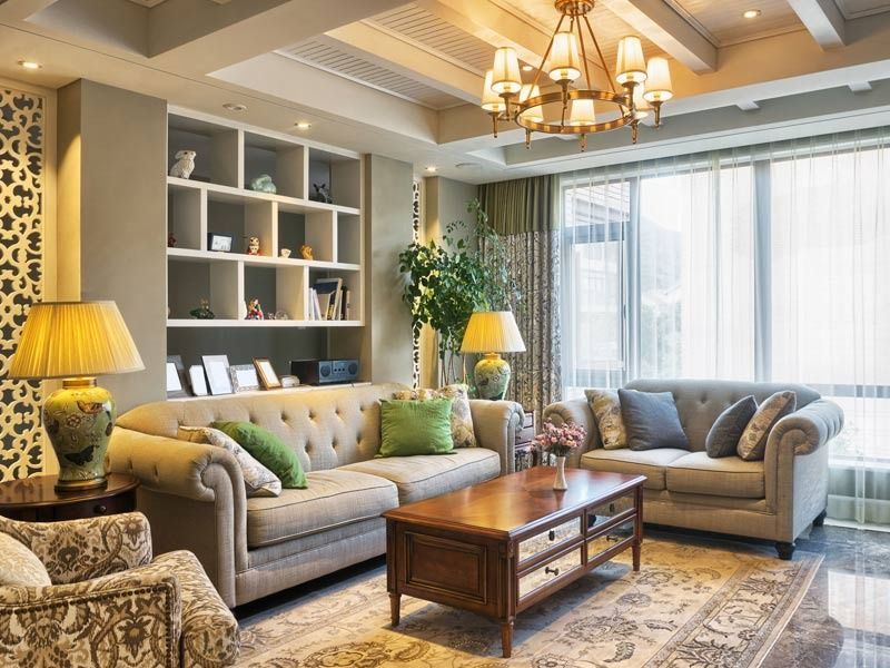 Una sala de estar llena de muebles y una lámpara de araña.