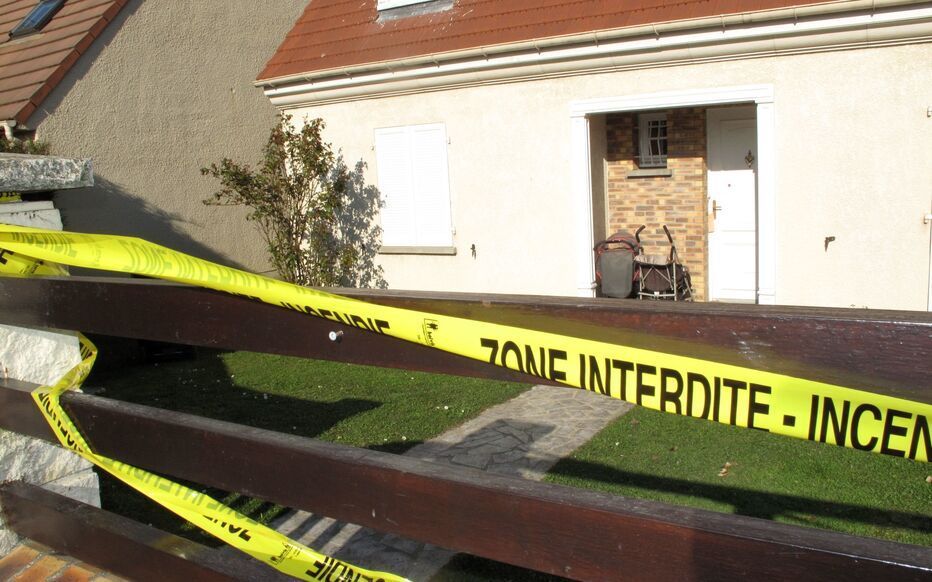 Devanture d'une maison avec des bandes jaunes 