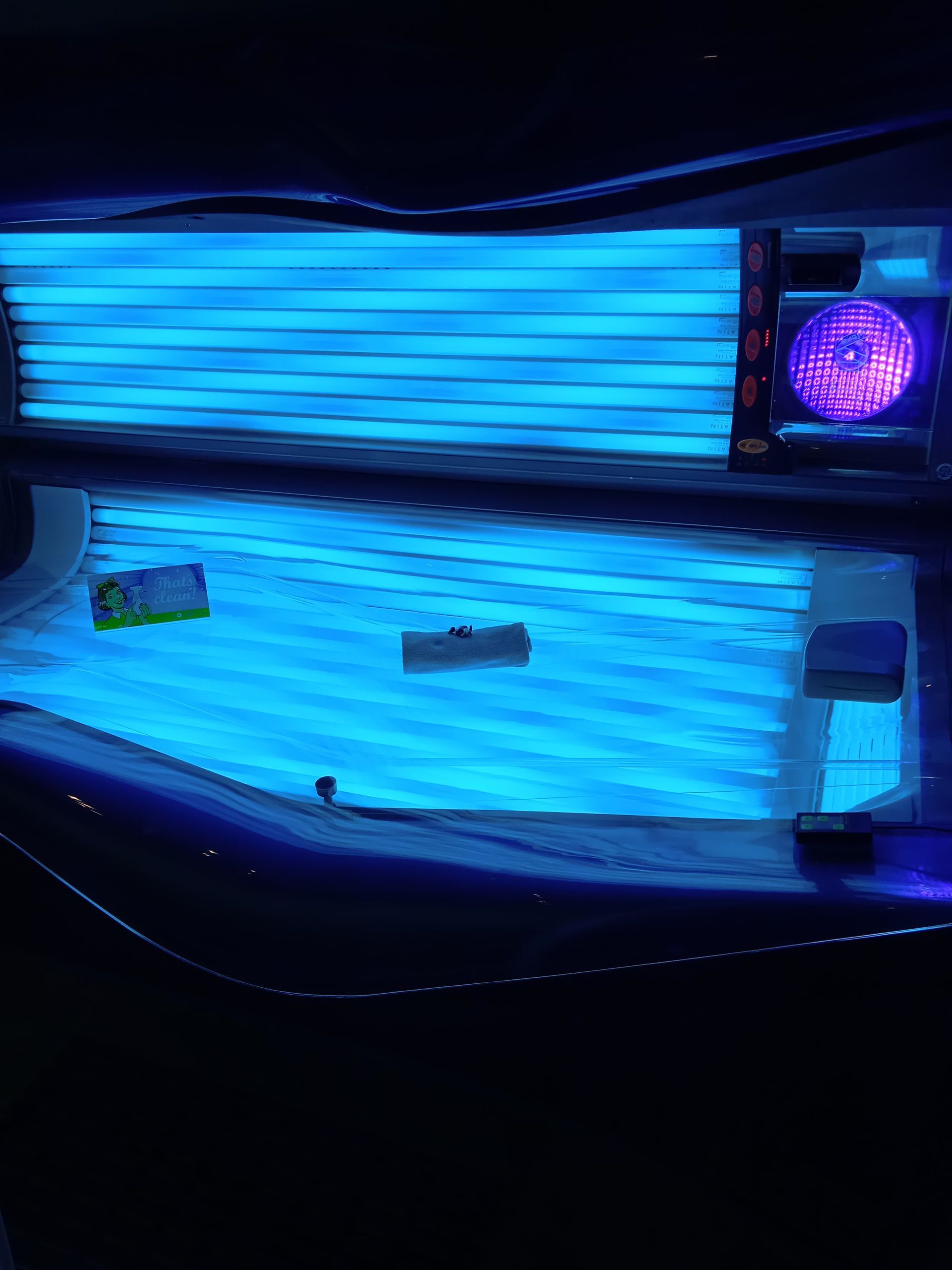 Geöffnete Sonnenbank mit einem Handtuch und einer Karte darauf