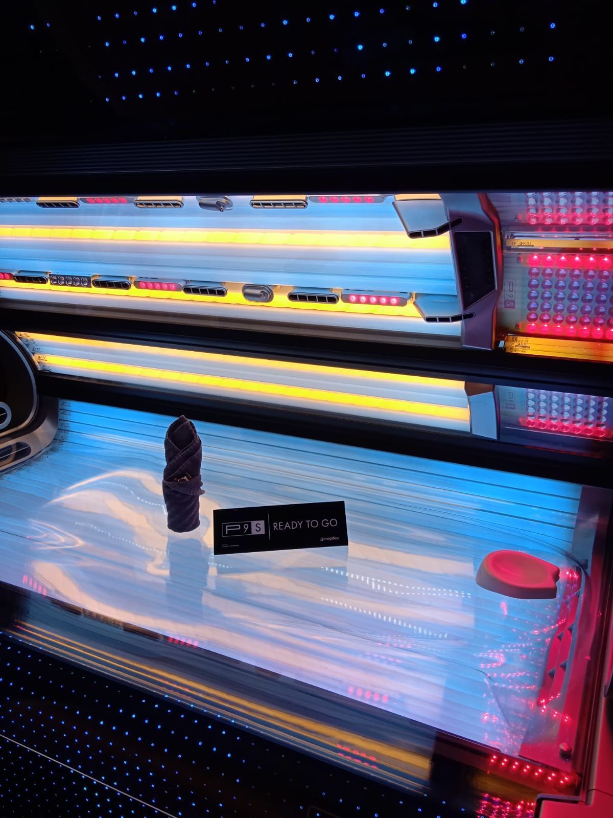 Bunte Sonnenbank mit Produkten darauf