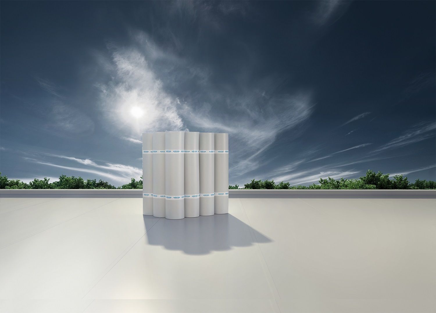 Una pila de cilindros blancos proyecta una sombra sobre una plataforma blanca brillante bajo un cielo nublado con sol.