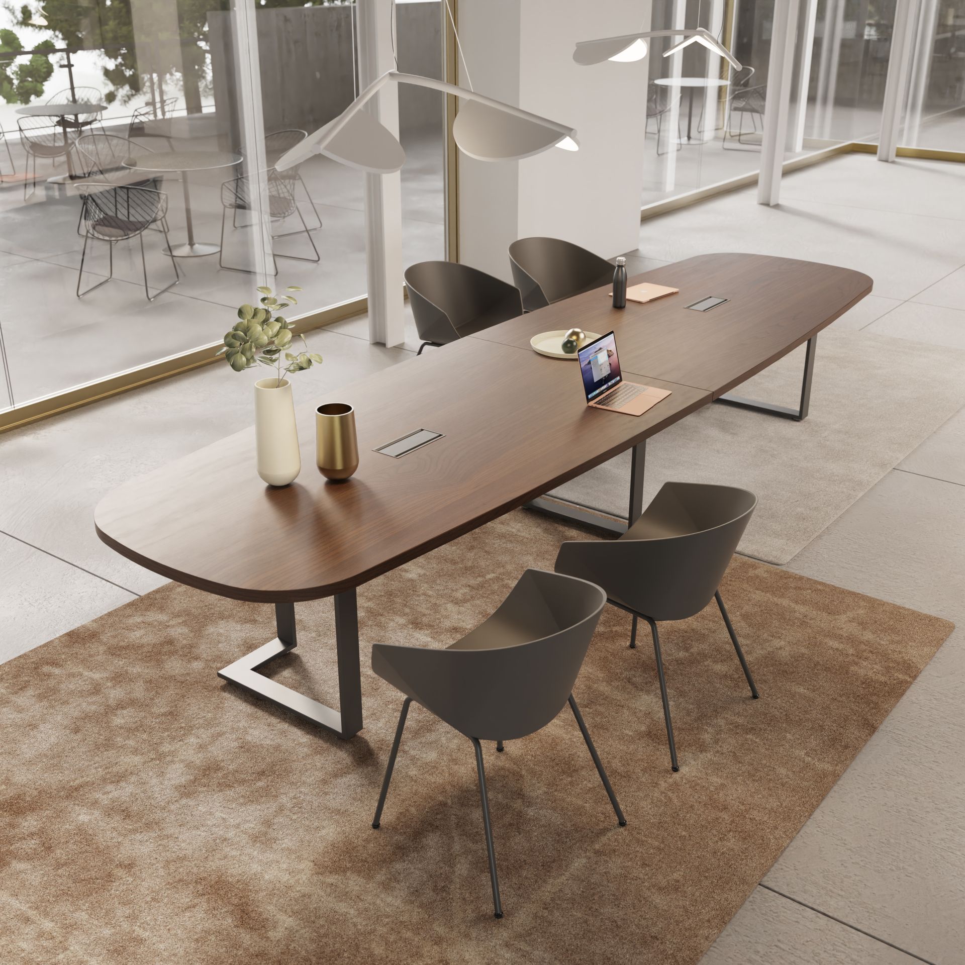 Bureau moderne avec bureau, chaise et étagère en bois. Plantes et lumière naturelle agrémentent l'intérieur.