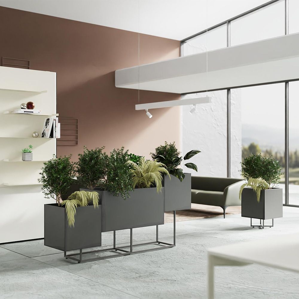 Les architectes collaborent, examinant des plans et une maquette de maison sur un bureau.