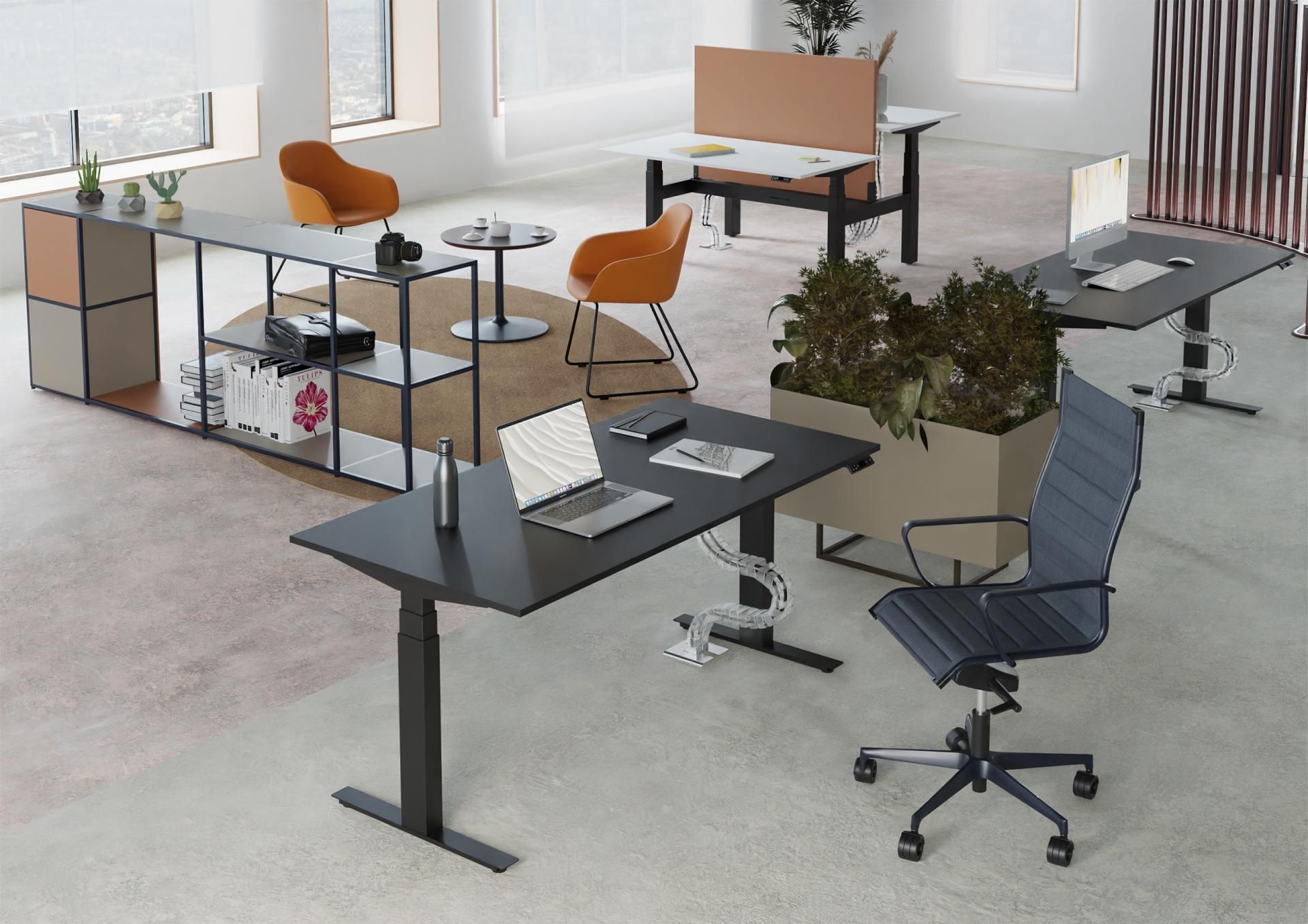 Les architectes collaborent, examinant des plans et une maquette de maison sur un bureau.