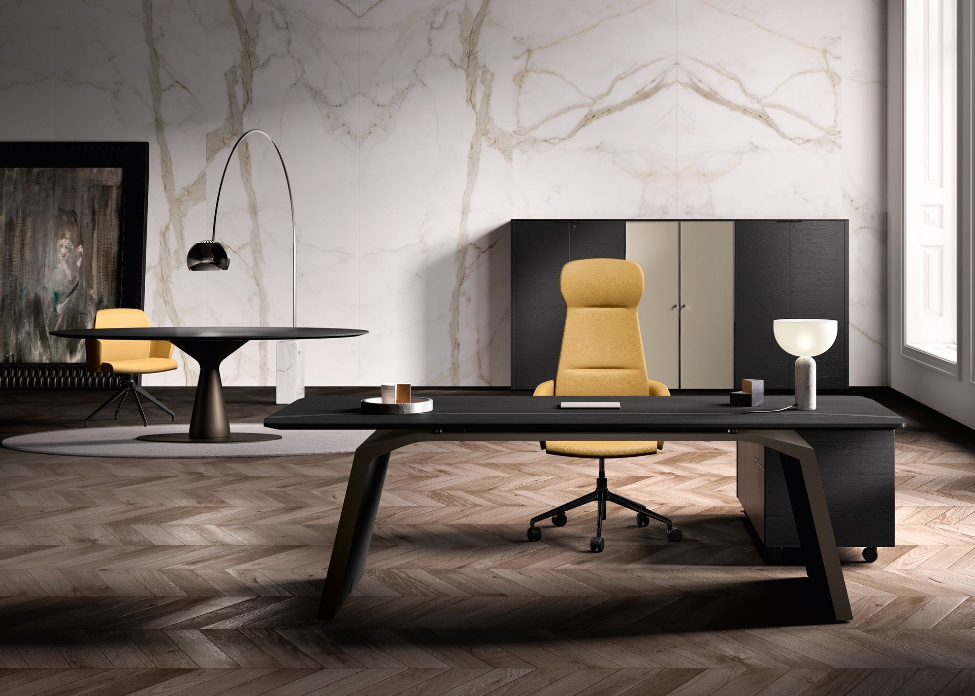 Une personne sur un échafaudage installe un luminaire dans une pièce de style industriel avec des conduits apparents et des suspensions lumineuses.