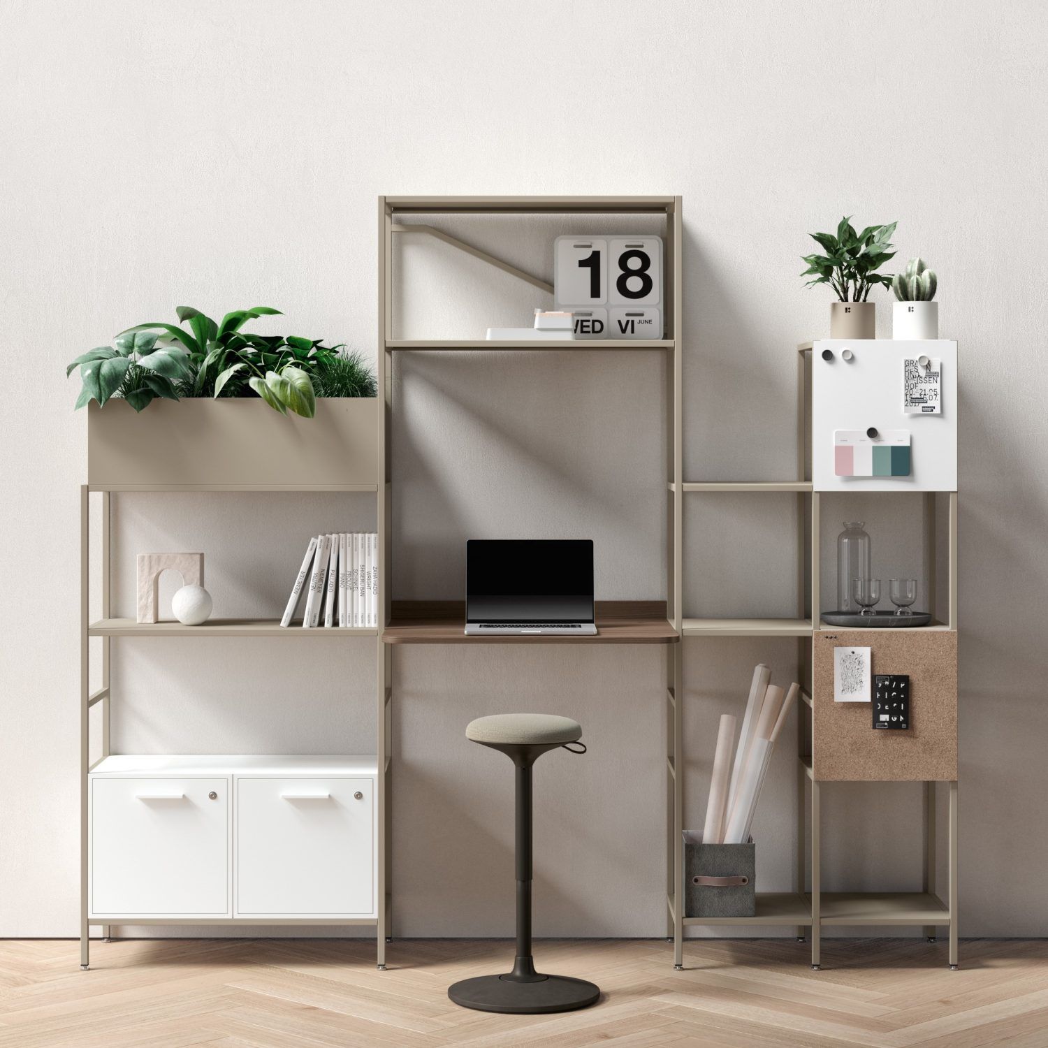Bureau moderne avec bureaux, ordinateurs et éclairage au plafond. Parquet clair, murs blancs et cloisons vitrées.