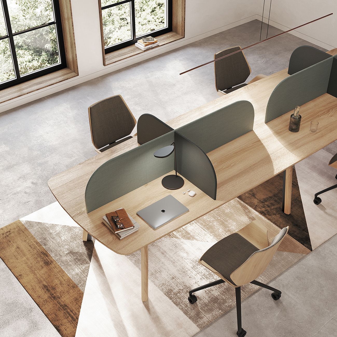 Les architectes collaborent, examinant des plans et une maquette de maison sur un bureau.