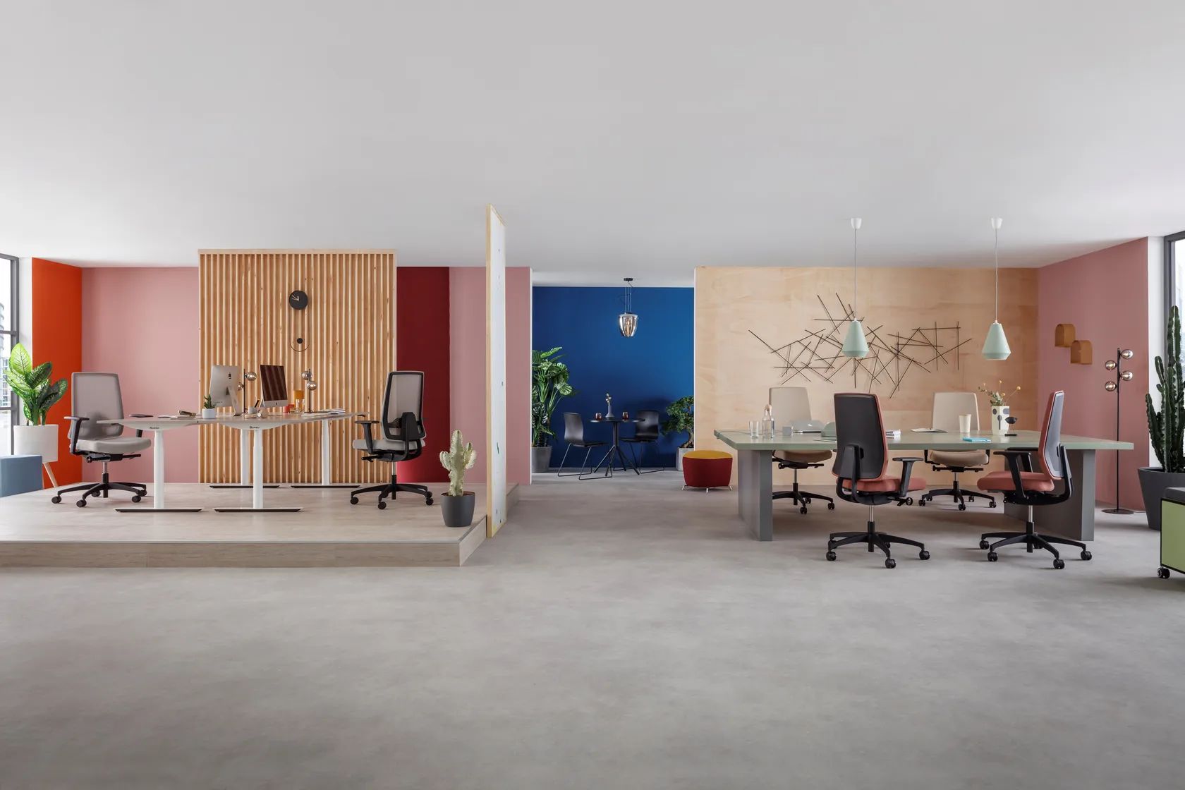 Les architectes collaborent, examinant des plans et une maquette de maison sur un bureau.