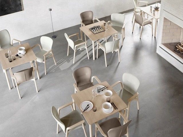 Bureau moderne avec bureau en bois, plantes et étagère.