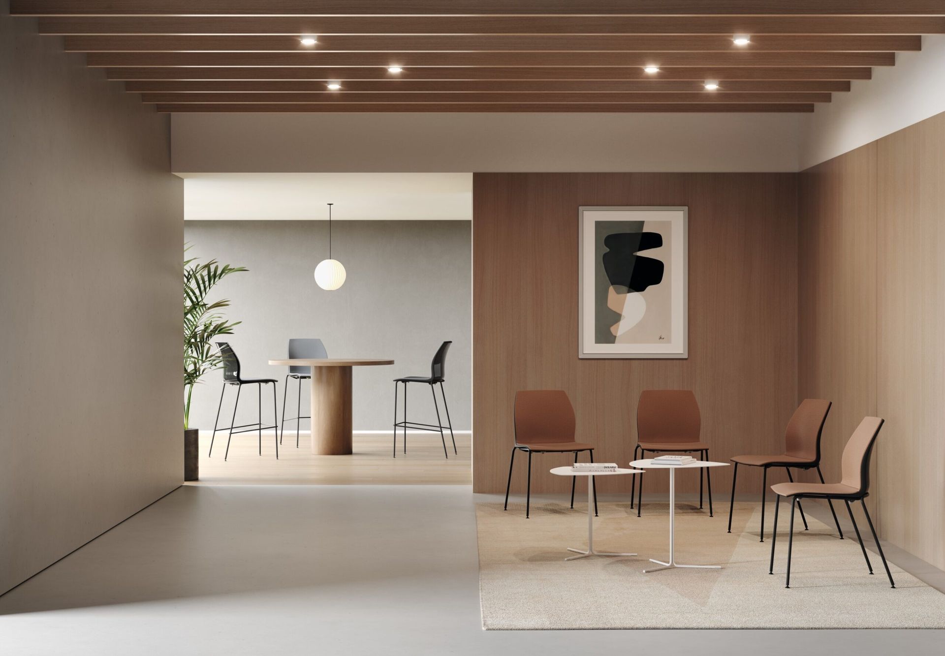 Bureau moderne avec bureaux, ordinateurs et éclairage au plafond. Parquet clair, murs blancs et cloisons vitrées.