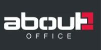 Logo pour About Office : texte blanc sur fond gris foncé. « About » en caractères stylisés, carré rouge intégré au « e ». « OFFICE » en dessous, en caractères fins.