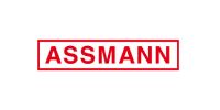 Texte « ASSMANN » en rouge dans un cadre rectangulaire rouge sur fond blanc.