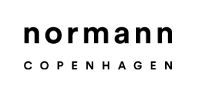 Logo de Normann Copenhagen, une agence de design. Le mot « norman » figure au-dessus de « COPENHAGUE ».