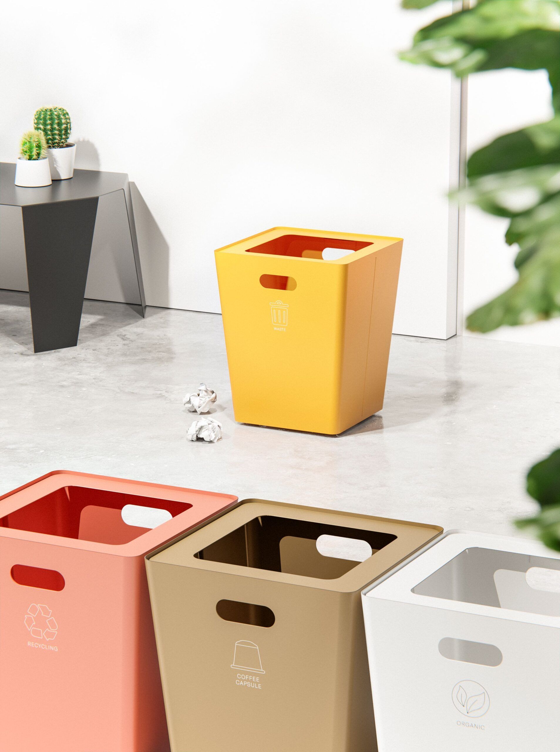 Deux architectes examinent des plans dans un bureau et discutent du projet.