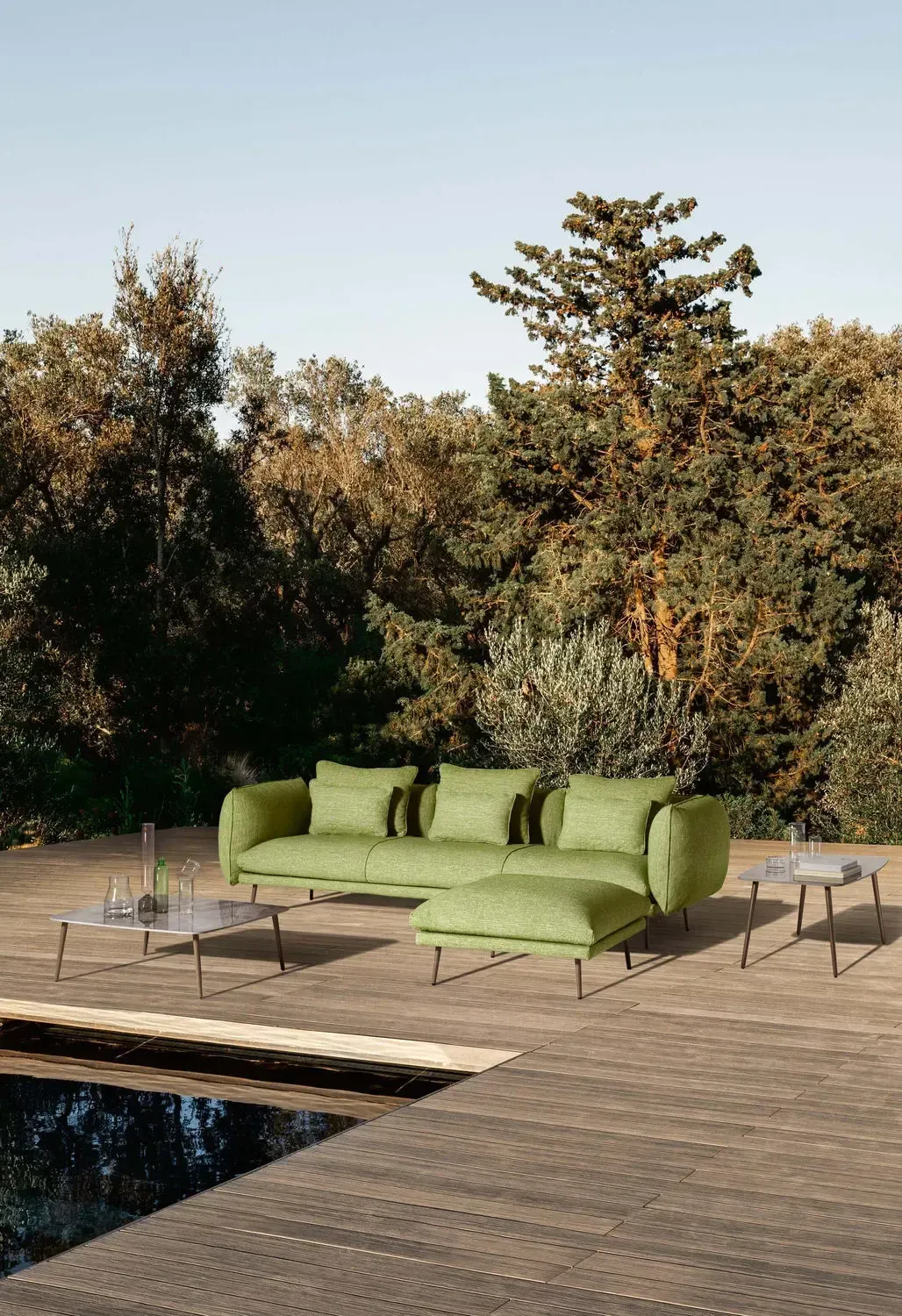 Bureau moderne avec bureau, chaise et étagère en bois. Plantes et lumière naturelle agrémentent l'intérieur.