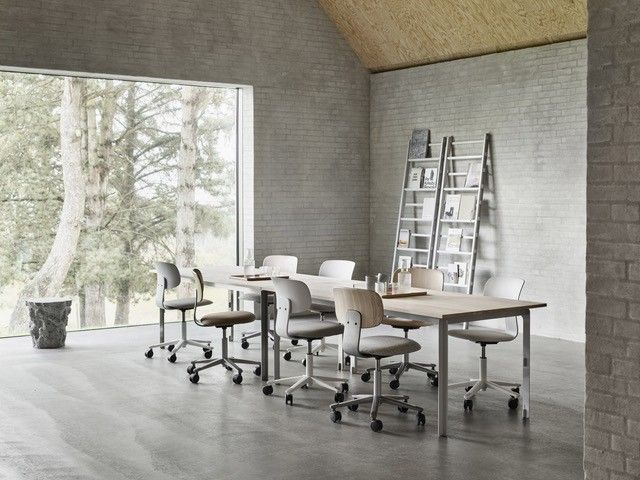 Intérieur de bureau moderne avec grand bureau, chaises et bibliothèque. Fenêtre avec vue sur la ville.