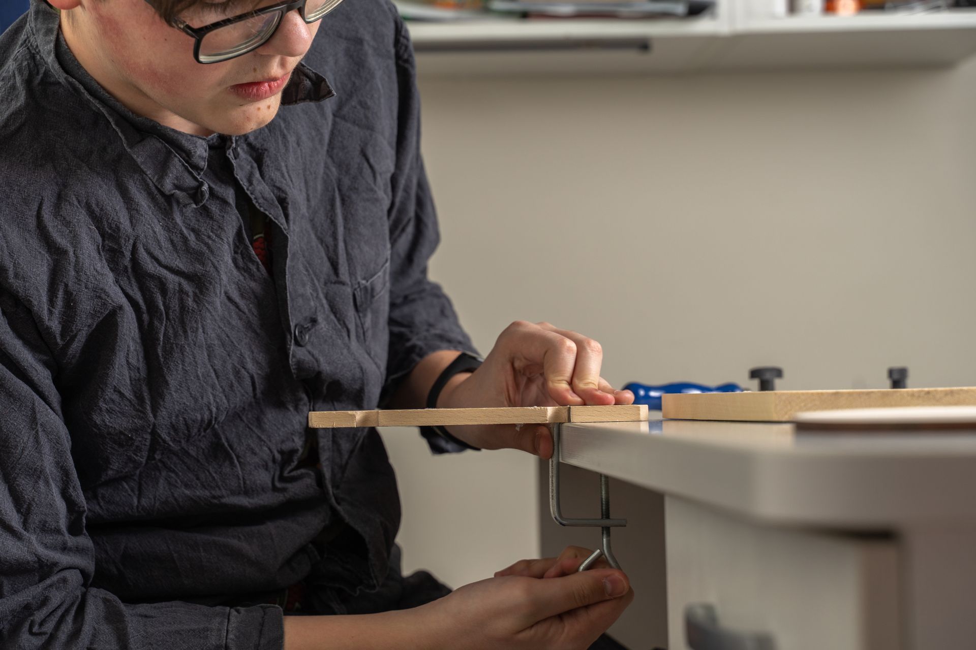 Un menuisier qui prépare une planche