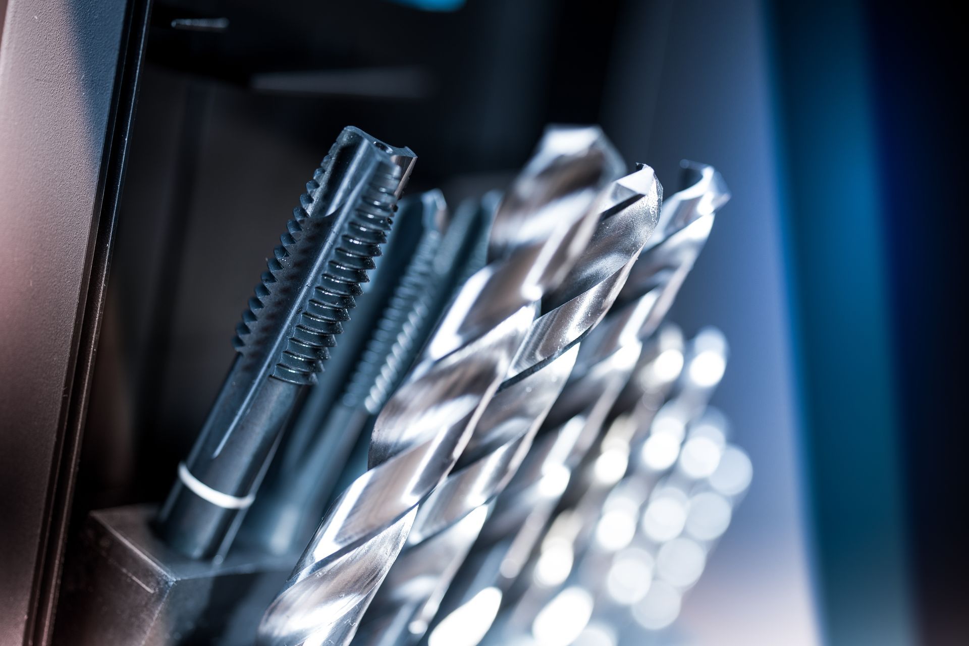 Zwei Frauen stehen nebeneinander und halten Tassen Kaffee.