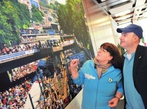 Ein Mann und eine Frau betrachten ein großes Bild an einer Wand.