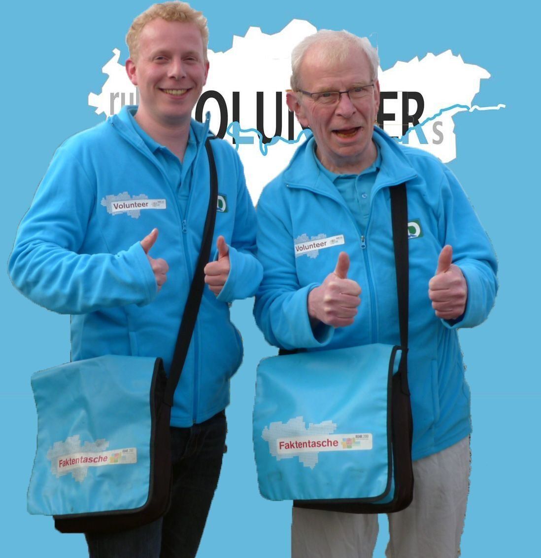 Zwei Männer in blauen Jacken heben den Daumen