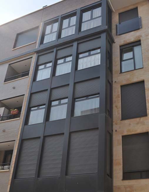 Un gran edificio con muchas ventanas y balcones.