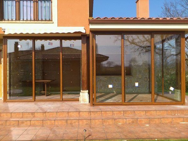 Una casa con muchas ventanas y escaleras