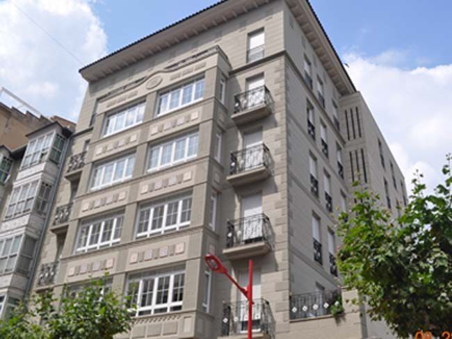 Un edificio grande con muchas ventanas y balcones.