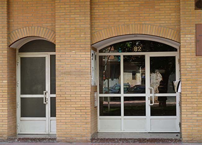 Un edificio de ladrillo con el número 82 en la puerta.