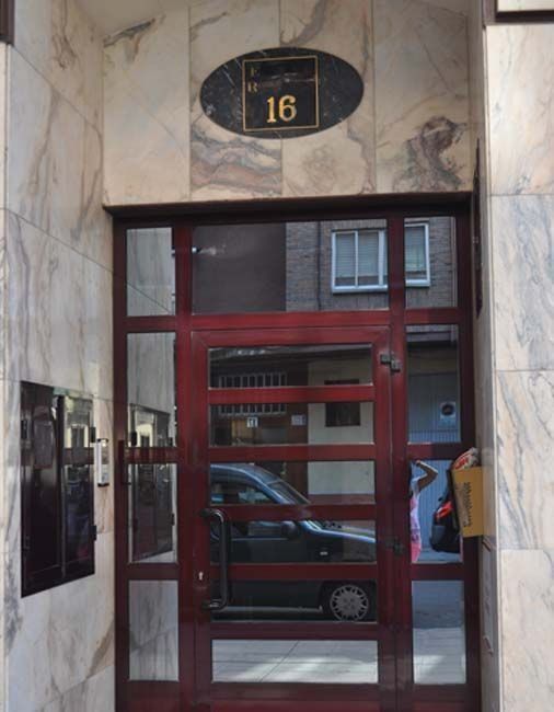 Un edificio con el número 16