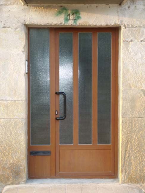 Una puerta con el número 14