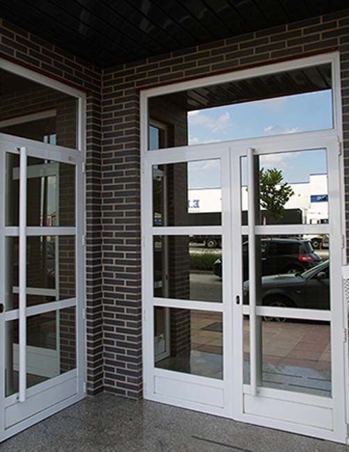 Un edificio de ladrillo con muchas puertas de vidrio.