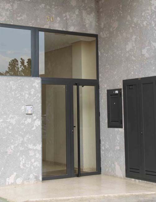 Un edificio con una puerta grande y una ventana grande