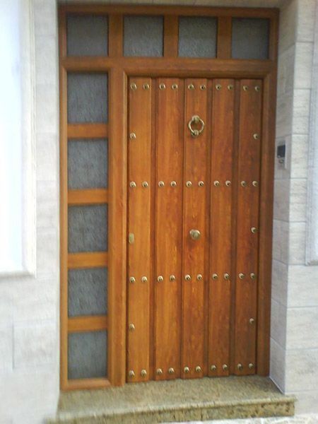 Una puerta de madera con una manija de latón