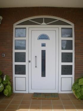 Una puerta blanca con la letra i en ella