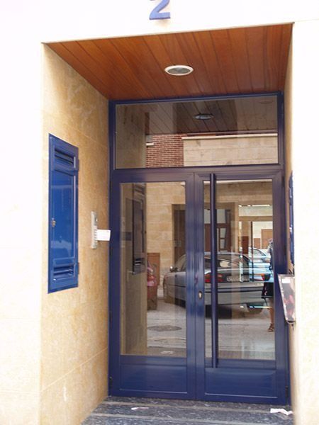 Un edificio con el número 2 en la parte superior