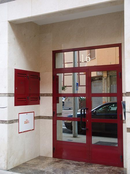 Una puerta roja con el número 16