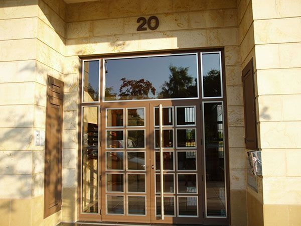 Un edificio con el número 20